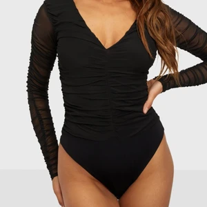 Svart body från Nelly! - Svart string-body från Nelly. Aldrig använd pga att jag fick hem 2st likadana.(prislapp kvar) ~ Köpare står för frakt om du er kan mötas upp i Gbg ~ Skriv för fler bilder