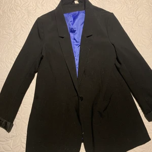 Svart oversized kavaj  - Svart vanlig oversized kavaj från HM. Storlek 38. Använd men i gott skick 