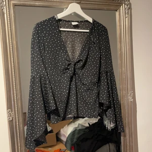 Prickig topp från Gina tricot - Prickig topp med rosettknut utsvängda ärmar i topp skick