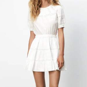 Säljer denna sjukt fina oanvända vita klänningen från zara med broderade vita detaljer med lapparna kvar!  Säljer då jag råka beställa fel och glömt lämna tillbaka💓 HELT NY och aldrig använda💕 vid frågor eller funderingar skriv privat💗!!!!!pris kan diskuteras!!! Köpt för 400kr men säljer för 300kr!🤍KÖPAREN STÅR FÖR FRAKTEN🤍