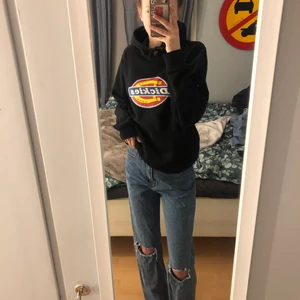 Jeans med hål i - Har använt jeansen max 10 gånger. Storlek S, jag är 172 cm lång och de är perfekta i längd. Köpren står för frakt 💞