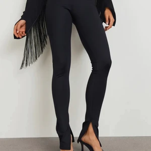 Thights med slits - Har tre stycken. Från zara o ginatricot. Snarlika. 3 för 180. Ett par för 70. Jag är 170cm lång och dem går ner i marken på mig. 