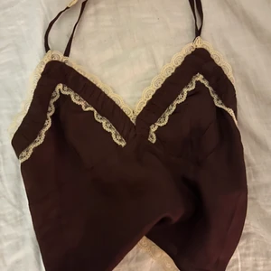 Spetslinne från urban outfitters - Jättesöt topp som tyvärr aldrig kom till användning! Från Urban outfitters och nästan helt oanvänd<3 skriv för fler bilder eller frågor ( frakt ingår ej😙)