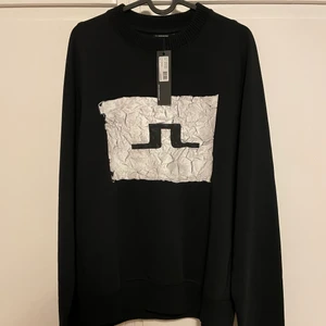J.Lindeberg sweatshirt - Säljer min helt nya stickade, svarta J.Lindeberg sweatshirt. Tröjan är som sagt oanvänd o säljer den eftersom den inte passar min stil. Nypris ca 1300kr. Hör av dig vid eventuella frågor eller fler bilder. Priset går att diskutera! :)