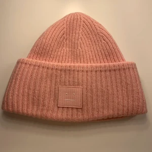 Acne  - Säljer min rosa acne mössa ☺️ köptes för 1200kr föra vintern ☺️säljer den för att den inte kommer till användning 