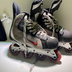 Rullskridskor  - Rullskridskor från Nike i storlek 40,5. Frakt tillkommer 