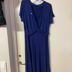 Kornblå klänning - Kornblå klänning i storlek 42. Frakt tillkommer 