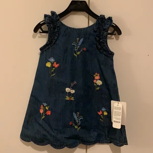 Jeansklänning  - Jeansklänning med söt brodyr. Helt nytt kollektionsprov 