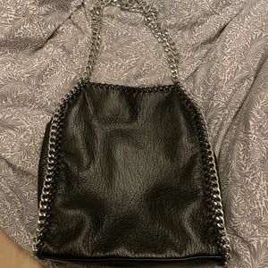 Stella mccartney liknande väska - Säljer denna trendiga väska från Tiamo då den inte kommer till någon användning. Som ny bara använd fåtal gånger. Nypris ligger runt 600 men lägger ett startbud på 200kr😊💗 (lägger upp igen då den andra annonsen togs ner)