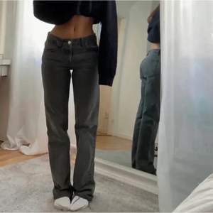 Säljer mina grå jeans från zara! Jätte fint skick och väldigt snygga och bekväma! Har storlek 34 i dom men skulle säga att dom är som 36 
