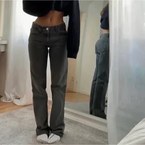 Grå jeans zara - Säljer mina grå jeans från zara! Jätte fint skick och väldigt snygga och bekväma! Har storlek 34 i dom men skulle säga att dom är som 36 