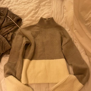 Tröja från NA-KD i storlek S - Använd 1 gång, nyskick. Ganska långa ärmar. Nypris 399kr. Kan komma överens om fraktsätt