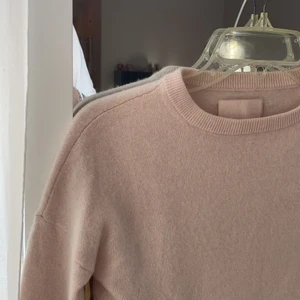 Zadig & Voltaire kashmir tröja - Säljer den här fina kashmir tröjan med stjärnor på från zadig. Storlek S fint skick och passar till allt. Skriv om ni har frågor💕