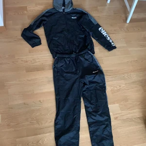 Ellesse set  - Ellesse set med byxor och jacka. Riktigt snyggt och använt fåtalet gånger. Storlek 13-14 år (lite större). Både byxor o jackan är i tunnt material. Det vill säga att de är perfekt till att bruka under sommaren. Säljes tillsammans i ett paket 279kr. 