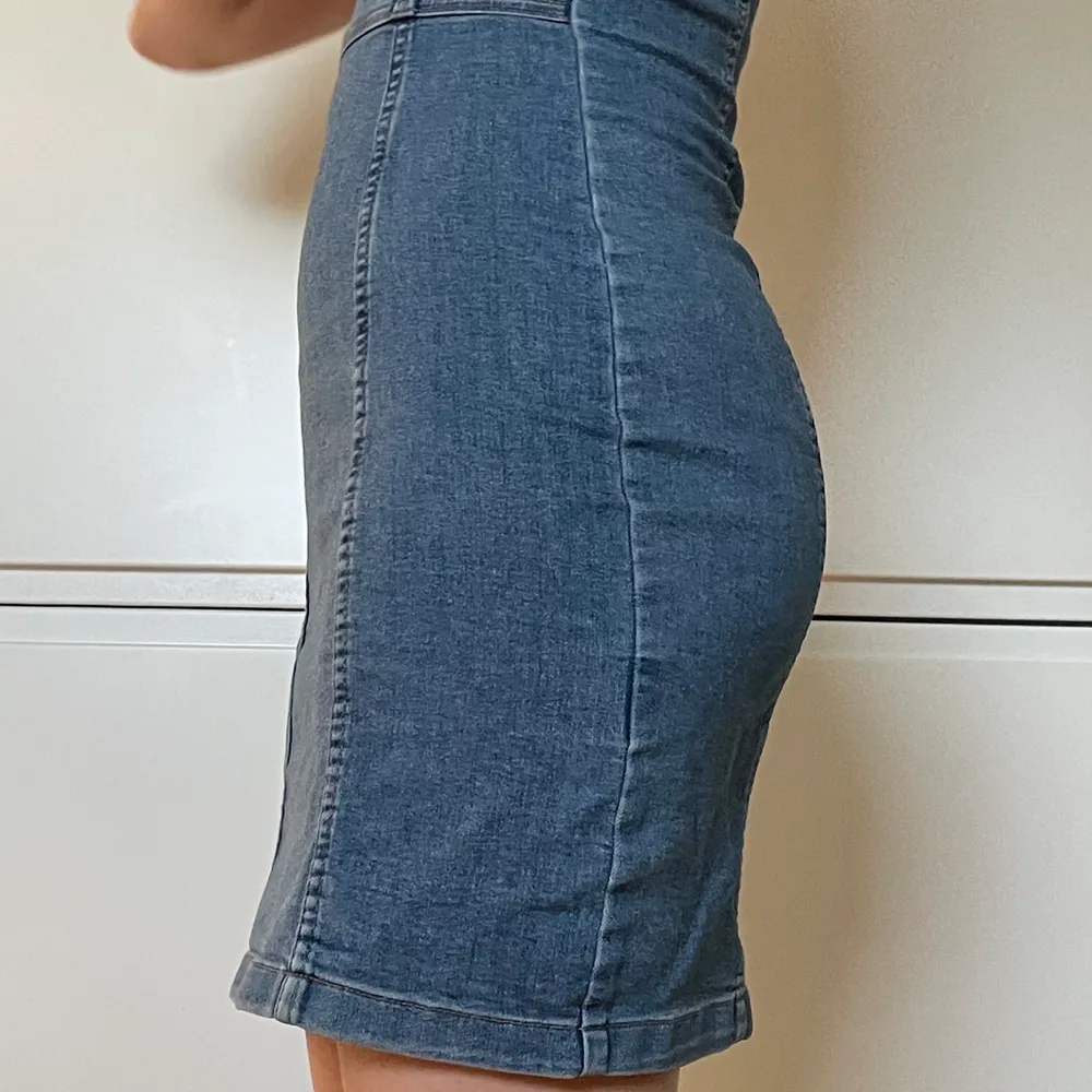 Gullig jeans klänning från h&m. Perfekt till sommaren! Kontakta vid frågor, fler bilder eller vid intresse :) köparen står för frakten!. Klänningar.