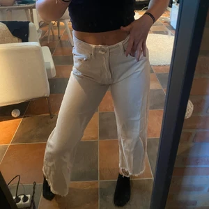 vita jeans - Ett par creme vita jeans från Nakd i strl 36, säljer då de helt enkelt inte kommer till någon användning🥰