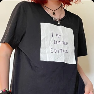 Svart t-shirt med vitt tryck - Cool svart oversized t-shirt med vitt tryck där det står ”i am limited edition”. Den är inte så använd och i mycket bra skick. Köpt på vero moda och är i storlek XL.