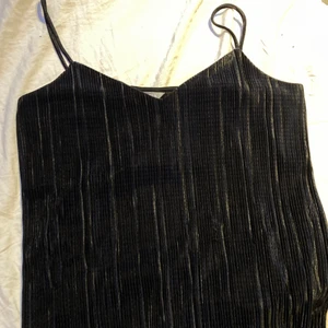 Linne - Linne från Lindex i storlek M (stretchigt tyg) som tyvärr har en liten defekt, det är två ”bitar” tråd som är lösa, 40 kr plus frakt :) 