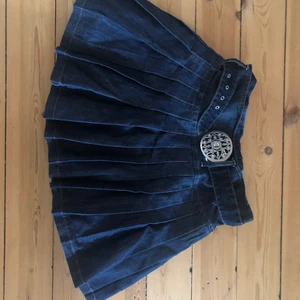 Assnygg kjol med skärp!🎸 - Säljer en lite tjockare kjol, perfekt för en sommar dag/sommarkväll! Midjemåttet är ca 40 cm men skärpet kan göra det till minst ca 30 cm. Köparen står för frakt, 30kr💕