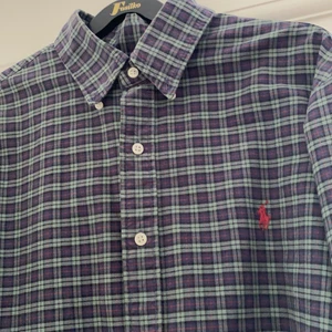 Polo Ralph Lauren skjorta - Rutig skjorta i blå, grön, röd från Polo Ralph Lauren. Storlek large. I mycket bra skick. Hör av er vid intresse!🦋 
