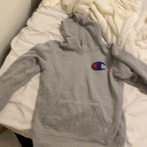 Skön hoodi - Använt några gånger, fin och skön att chill i 😊