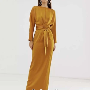 Somrig satin klänning, stl 38, asos  - Super snygga maxi klänning i gott skickt, använd endast EN gång! Säljer pga den är en aning lång för mig som är 1,60 cm. köparen står för frakt 🌹🌹 stl 38 men midjan är reglerbar så passar även andra storlekar beroende på hur man vill att den ska sitta  😊😊 nypris: 619