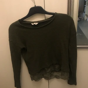 Jätte fin mörk grön tröja.  - Nästan oandvänd och i bra skick!