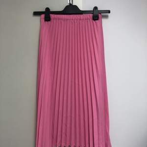 Jag säljer denna superfina och gulliga rosa kjol. Jag säljer den pågrund av att jag köpt fel storlek. Använd 1-2 gånger. Köpt för 350kr säljer för 100kr :)