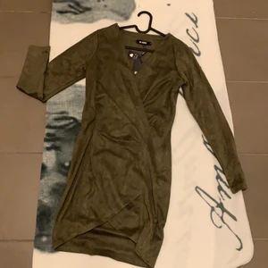 Missguided klänning  - Säljer en helt oanvänd klänning (prislappen sitter kvar) klänningen är i mocka och figur sydd. 