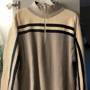 Stickad tröja - Säljer denna oversized stickade tröjan som är köpt second hand. Aldrig använd av mig och därav säljer jag den. Frakt tillkommer.