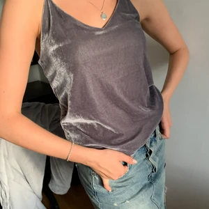 Sammets linne med v-ringning - Fint linne med tunna runda band. Linnet är i sammets material och i en grå färg! Kan mötas upp i Göteborg annars betalar köparen frakten:)