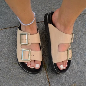 Sandaler i Läder strlk 39 - Efter någon användning märkte jag att mina fötter var för breda för dessa fina buckle sandals. Bör passa för fötter smalare än 11 cm på bredden. Överdel: Läder, Sula: polyrethan. Ena spännet har lämnat ett märke på lädret (bild 3) men det syns knappt. 