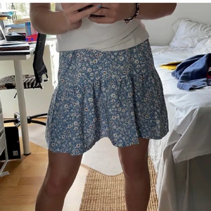 Kjol - Söt blå kjol💙Köpt här på plick. Säljer pga den aldrig kommer till användning💙Första bilden lånad!