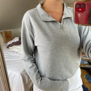 Zip up tröja - Super skön och mjuk zip up! Säljer pga att jag inte använder! 