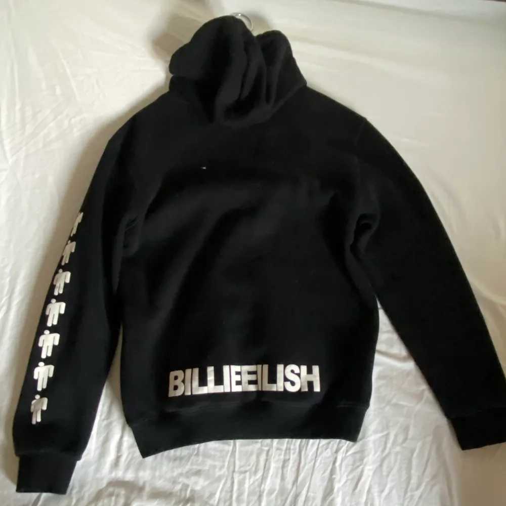 Säljer min Billie eilish merch, den svarta hoodien. Köpte den 2019 så den säljs inte längre! 🥰 Använt den en del så i använt skick☺️ Köparen står för frakt!. Tröjor & Koftor.