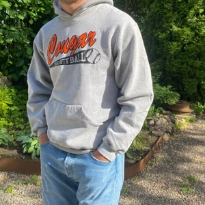 Cougar Softball Hoodie - Riktigt skön hoodie i färgen grå, modellen är 183 cm💚 Skriv om du undrar något😎