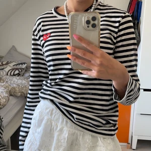 CDGS - Säljer min comme des garcons tröja som inte längre kommer till användning, den har inga slitningar å ser ut som den gjorde vid köp. Kan mötas upp i Stockholm och frakta. 500kr + frakt. Den är i storlek S. Skriv för funderingar mm❤️ 