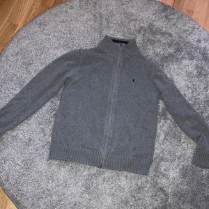 Ralph Lauren Zip Up - En zip up tröja från Ralph Lauren, Storlek XL i barnstorlek men motsvarar S och M i herr samt dam storlek. Nypris ligger på 599kr. 