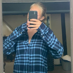Rutig skjorta - En snygg oversized blårutig skjorta nästan helt oanvänd, 100 kr+ frakt😇