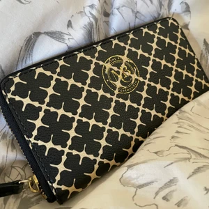 Marlene Birger plånbok  - Knappt använd. I jätte fint skick. Säljes pga kommer inte till användning kan gå ner i pris vid snabb affär