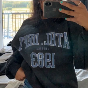 Sweatshirt - ”Vintage” sweatshirt från GinaTricot i storlek S, köpt på plick och knappt använd, allmänt är den i nyskick. Bud från 100kr!🤍☁️ Den är sjukt mysig och bekväm. Möts upp i sthlm eller Nacka, frakt annars.