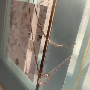 Rose gold choker halsband - 2 rose gold chokers från H&M, oanvända, möts bara upp ifall nåt annat köps med då den är så billig ✨