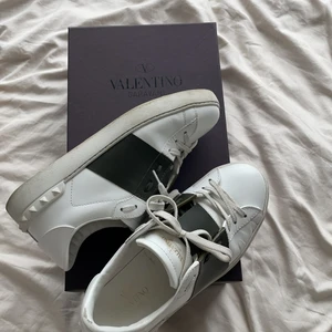 Valentino skor  - Intresse koll på mina Valentino skor. Säljer endast dessa vid bra pris. Så skriv till mig privat om ni är intresserade och vad ni kan tänka er för pris. Ny pris ca 5200kr. St 39 men funkar 38. Skicket är definitivt 8/10. Sparsamt och försiktigt använda då de är vita. 