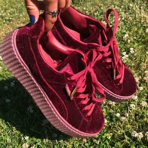  FENTY X PUMA  - Velvet Fenty Puma sneakers, Rihannas kollektion som ej säljes längre. Vinröda i sammet storlek 38 som tyvärr är för små för mig. Oanvända- nyskick! Originalpris minst 1500kr. Säljes för 600kr eller högsta bud💕 Frakt (+kostnad) eller mötas i Växjö går bra! 