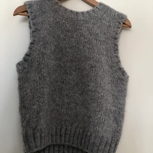 Grå väst från &otherstories - Helt ny stickad väst från märket &otherstories. Jätte bra skick och material. Fick i present och var för stor för mig, är därför helt öanvänd.