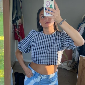 Rutig topp - Rutig topp med knytning i ryggen! Storlek 38❤️