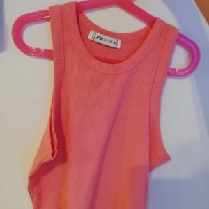 Köpt från new Yorker linne/topp - 3 linnen för 30 kr (10 kr st) + frakt. Köpte de från new Yorker för ksk 50 kr styck, använd max 2 gånger. Rosa storlek: M gul och orange storlek: S