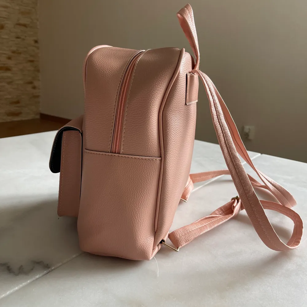 En jättefin liten rosa väska, aldrig använt, väldigt bra skick.. Väskor.