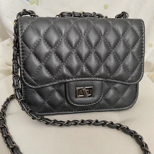 Väska, grå  - Väska i fin skick! Använd några få ggr🙂🙂