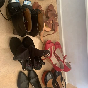 Klackar  - Säljer nu av 6 par klackskor, på andra bilden är dom inringade för att underlätta en beskrivning. Färg rosa: märke Novita, äkta läder, OANVÄNDA 250kr strl 38 Färg gul: märke Aldo, måttligt använda 100kr, strl 39 Färg blå: Märke Tiamo, måttligt använda 100kr, strl 39 Färg lila: märke din sko, aldrig använda, 50kr strl 39 Färg grön: märke nly, måttligt använda 50kr strl 39 Färg orange: Jeffrey Campbell, använda 1 gång, 350kr strl 40